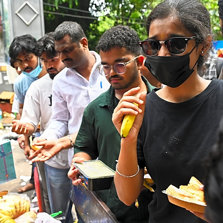 Supporters across India send food via delivery apps to sustain the 'Cockroach' protest