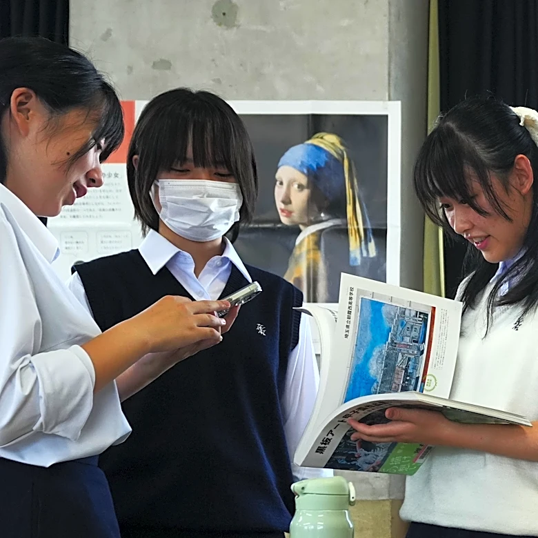 Young Japanese artists turn school blackboards into a hit medium for creativity