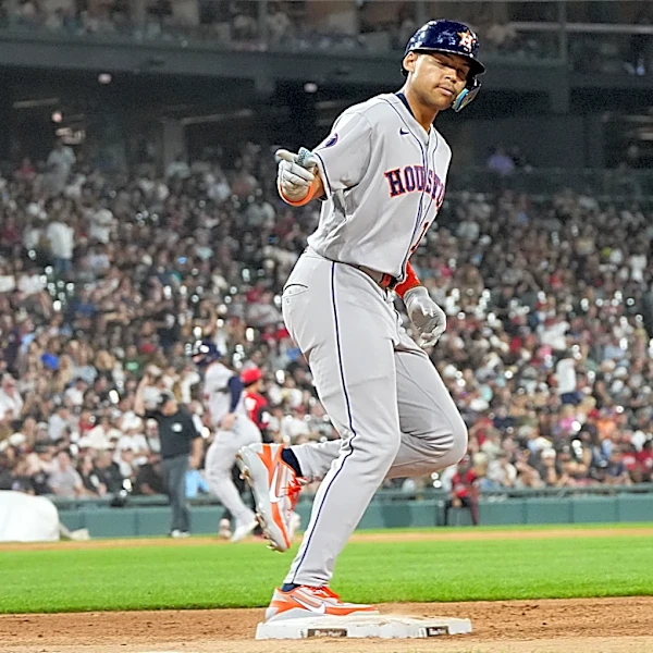 Walker, Smith spark the Astros' 8-run 6th inning in an 9-5 win over the White Sox
