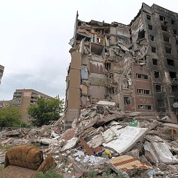 2 dead in Ukraine from Russian attacks, 4 more in Russian-held area hit by Ukrainian drones