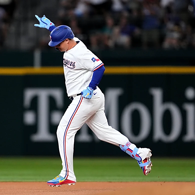 Joc Pederson hits first 2 of Rangers' 4 homers in 7-3 win over Mariners to take key AL West series