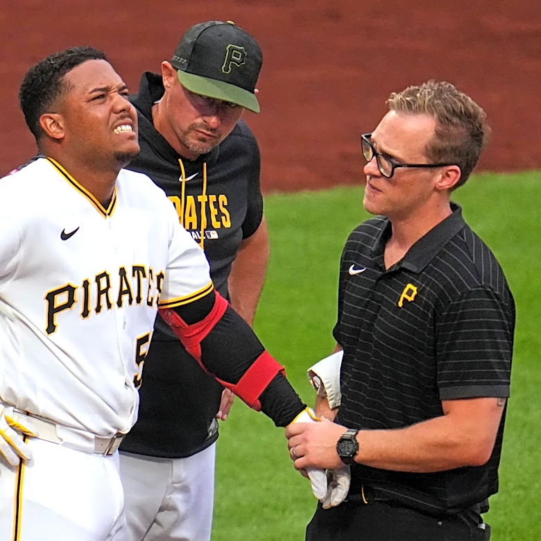 Pirates rookie outfielder Esmeryln Valdez leaves game with hand injury