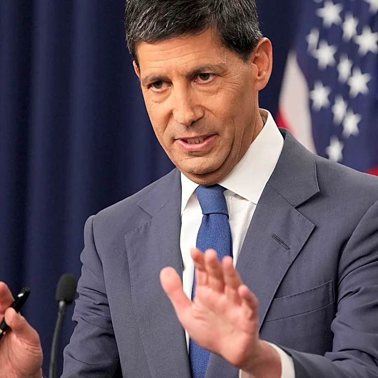 Fed leaves interest rate unchanged but with 3 dissents as Warsh praises 'good family fight'