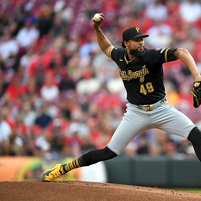 Elly De La Cruz scores in the ninth as the Reds beat the Pirates 3-2
