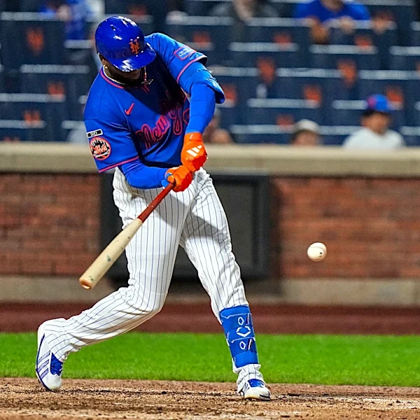 Robert has a 2-run single in the 8th to lift the Mets past the Marlins, 4-2