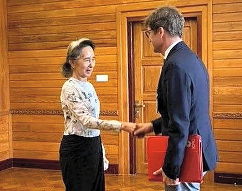 Myanmar's detained former leader Aung San Suu Kyi has rare meeting with International Red Cross