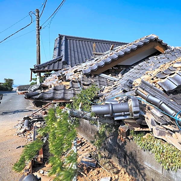 Prime minister visits quake-hit southern Japan as cleanup begins in intense heat