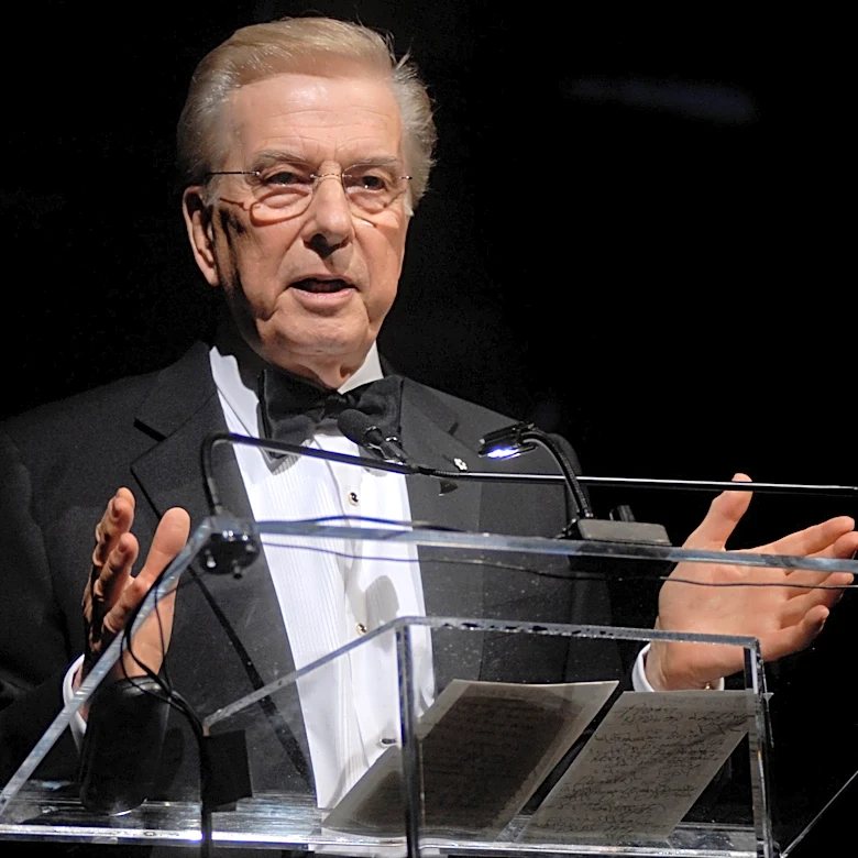 Lloyd Robertson, longtime anchor of Canada's top TV newscast, dies at 92