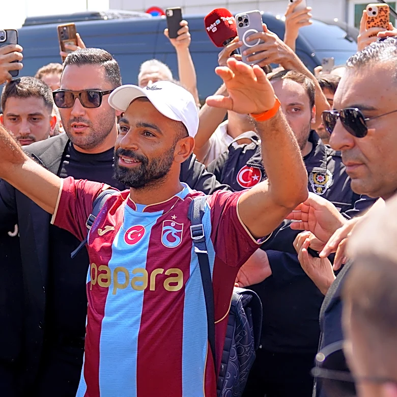 Liverpool icon Mohamed Salah arrives in Istanbul ahead of Trabzonspor move