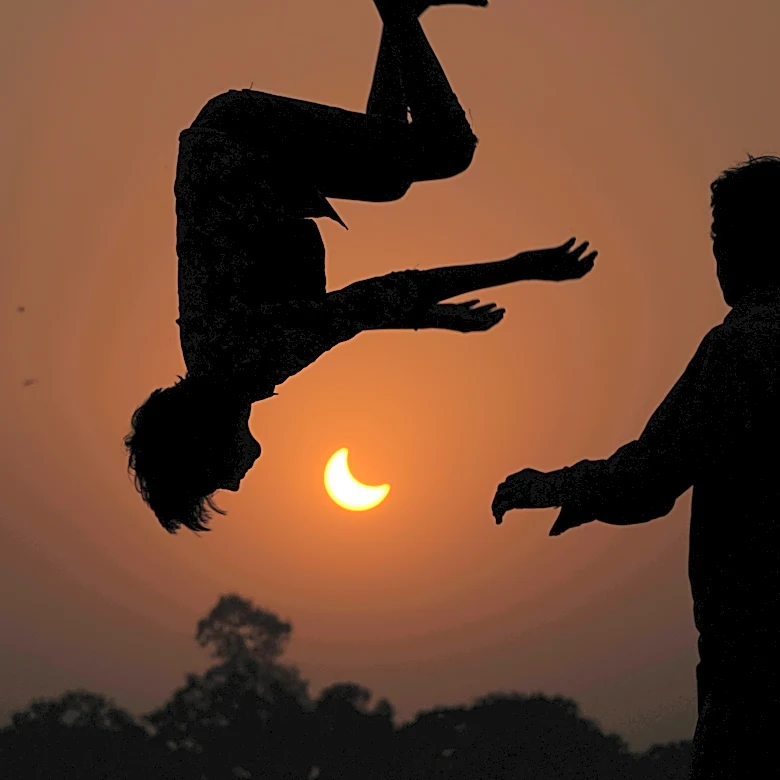 One Tech Tip: Using your smartphone to capture the August total solar eclipse over Europe