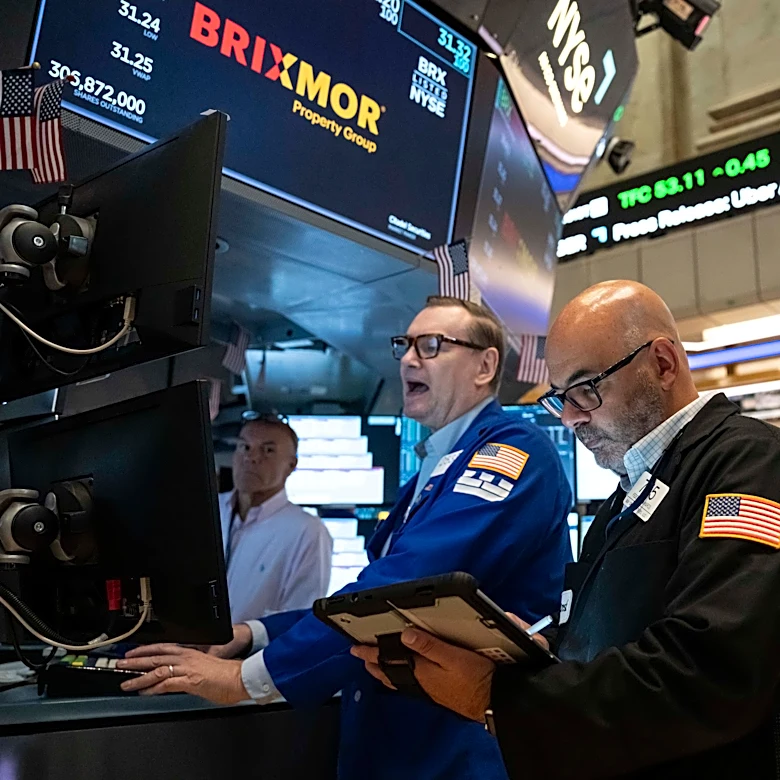 US stocks edge lower as oil prices rise, more earnings reports roll in