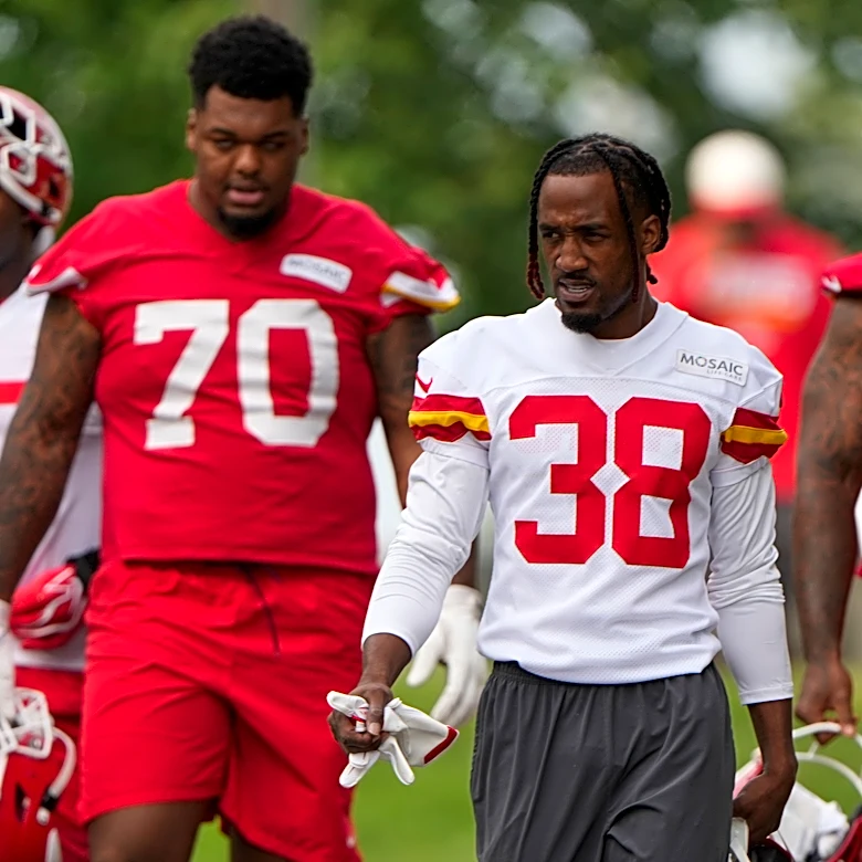 Josh Simmons is back at full speed, providing a key shield for Patrick Mahomes in Chiefs camp