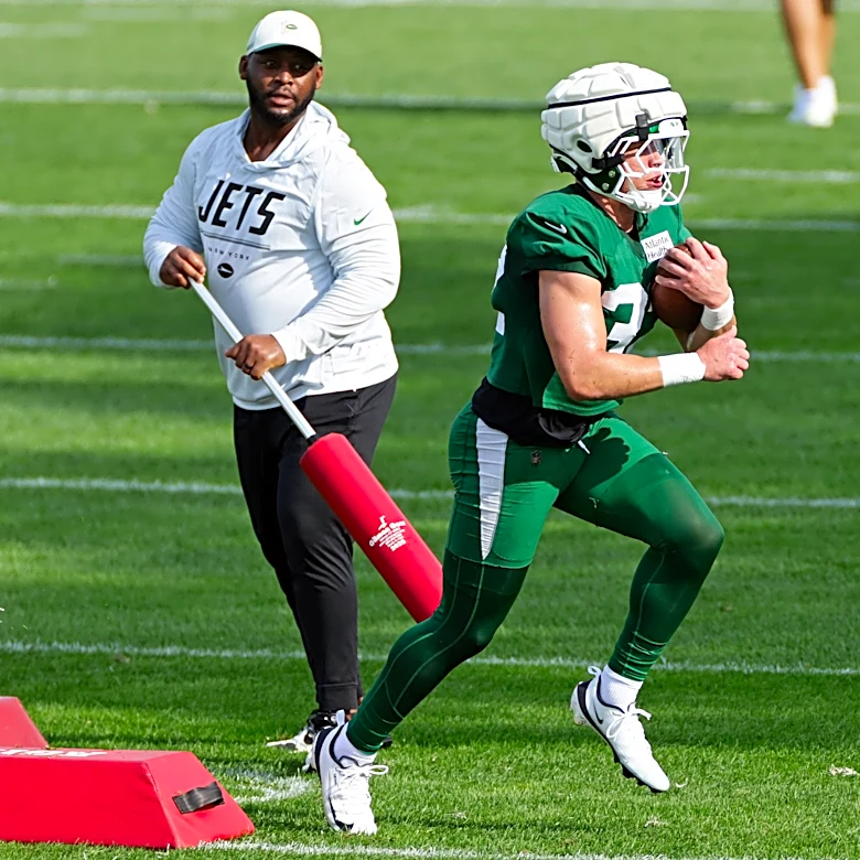 Jets running back Isaiah Davis sidelined a couple of weeks with a minor knee injury
