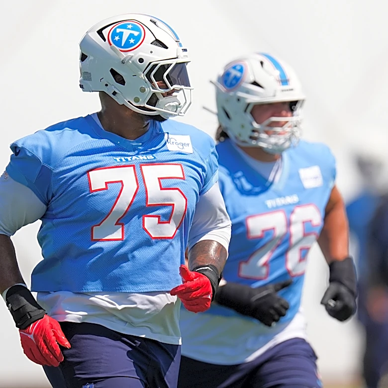 Titans left tackle Dan Moore Jr. returns; Elic Ayomanor leaves with shoulder issue