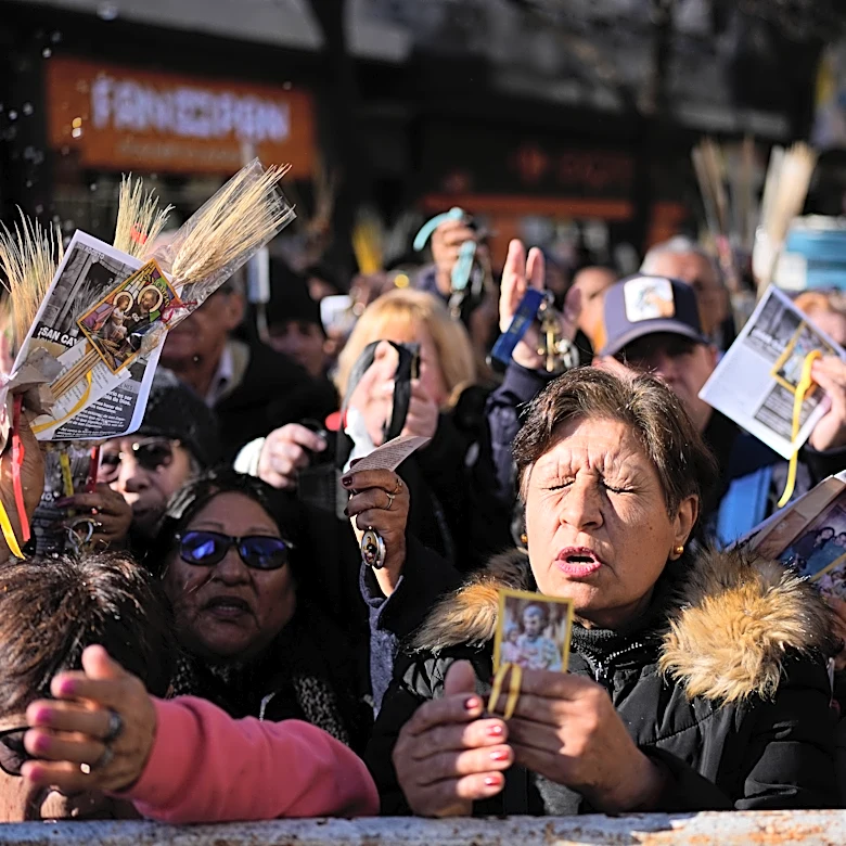 Argentines pray that Pope Leo's visit alleviates their economic stress