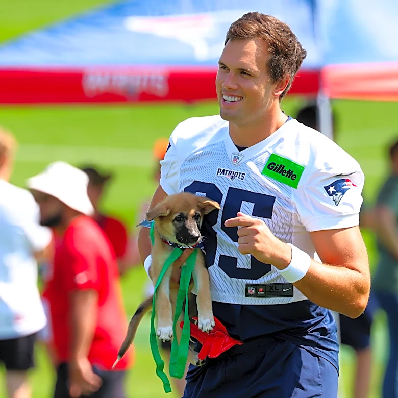 Hunter Henry ends limbo, signing a 2-year extension with Patriots through 2027