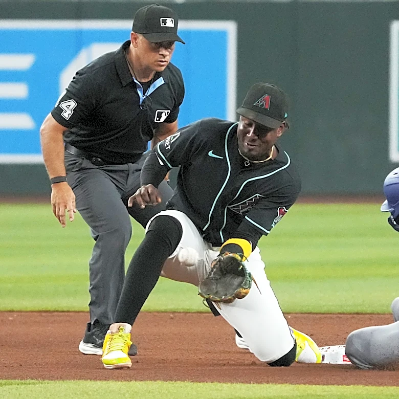Diamondbacks shortstop Geraldo Perdomo leaves game against Rockies with sore left knee