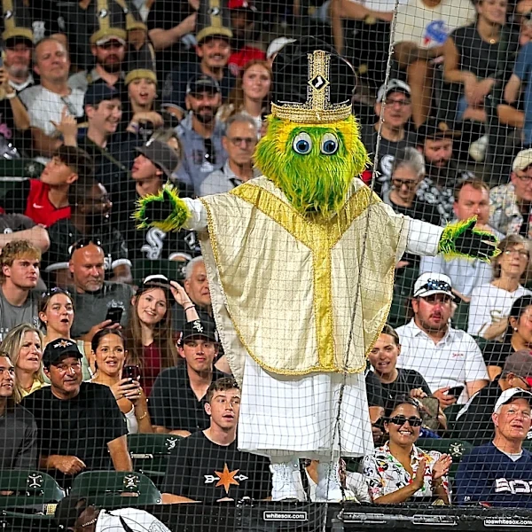Reds rally late, beat the White Sox 5-4 in the 10th to spoil pope hat giveaway night