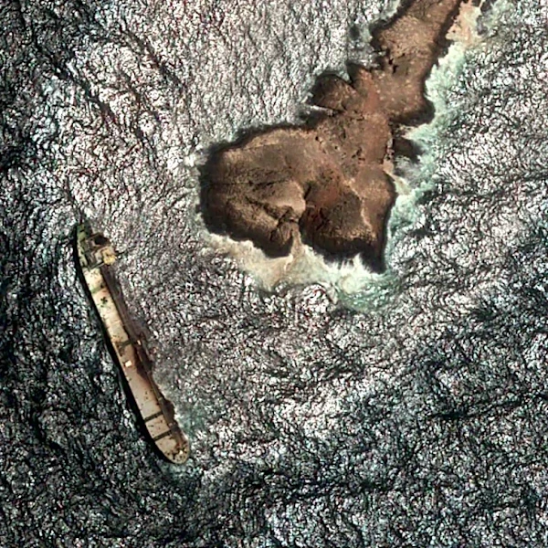 Oman says the oil spill from a grounded tanker has reached its coastline