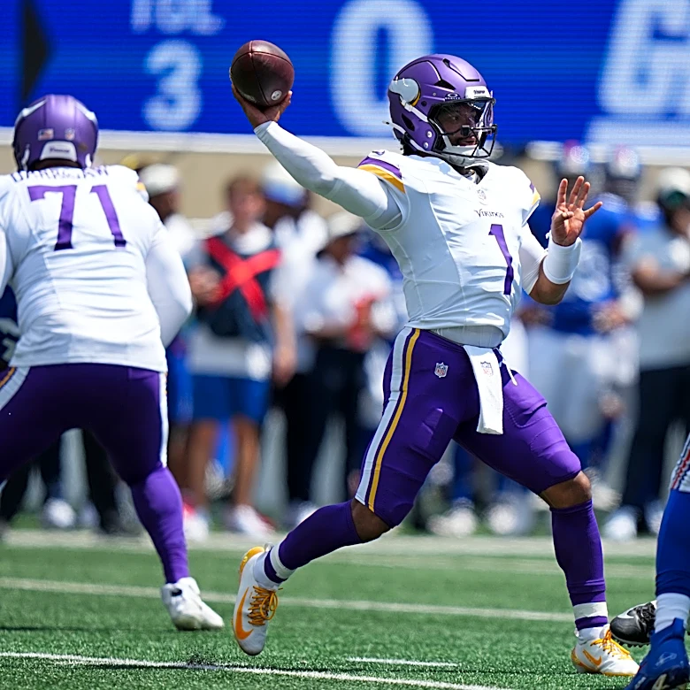 Murray debuts as Minnesota's starting QB and Dart throws for a TD as Vikings beat Giants 13-10