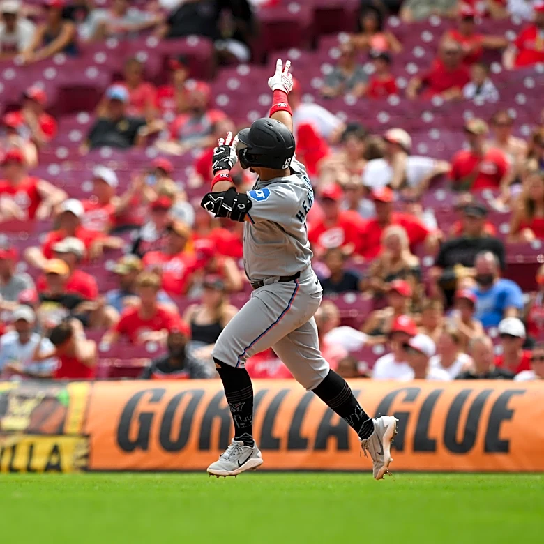 Hernández, Sanoja hit HRs in Marlins 7-1 win over Reds