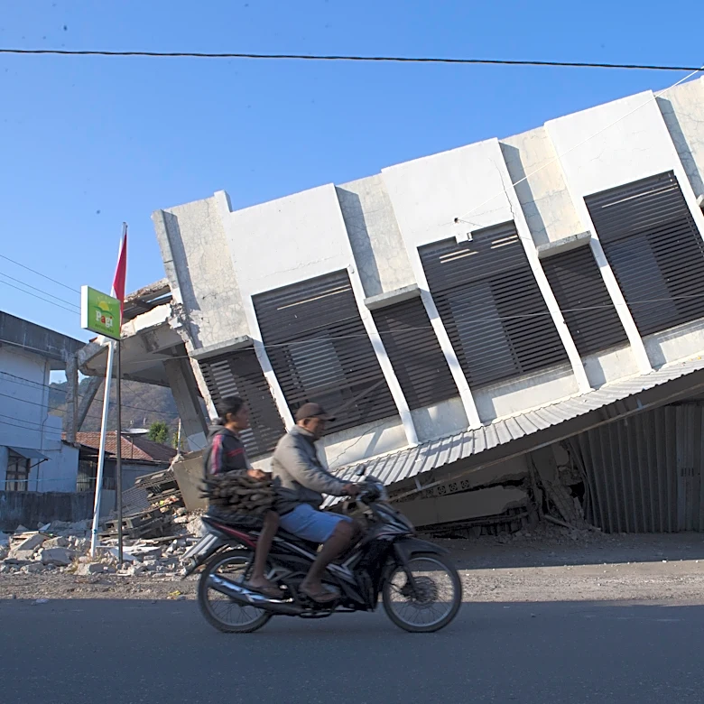 Thousands in Indonesia await aid after quake kills 55, overshadowing Independence Day