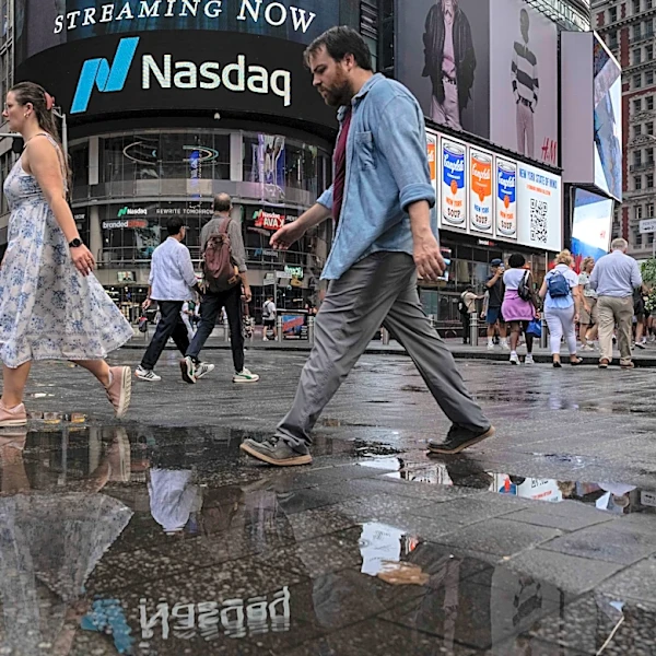 US stocks hang near their record heights
