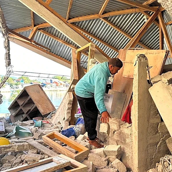 Businesses reopen after eastern Indonesia earthquake displaced thousands