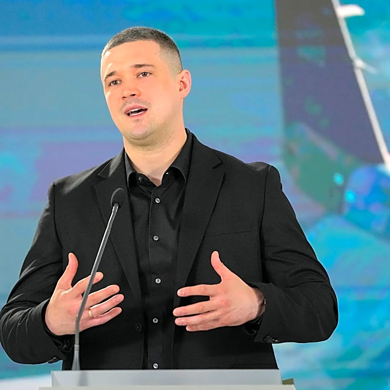 Ousted Ukraine defense minister urges wartime elections, warning of a governance crisis
