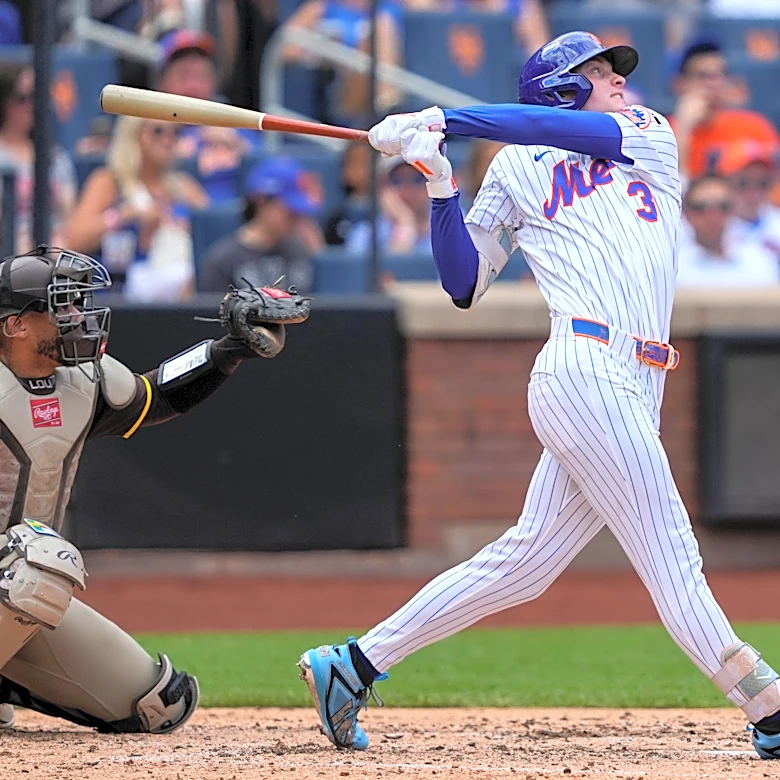 Carson Benge hits a two-run homer to help the surging Mets past the Padres, 4-2