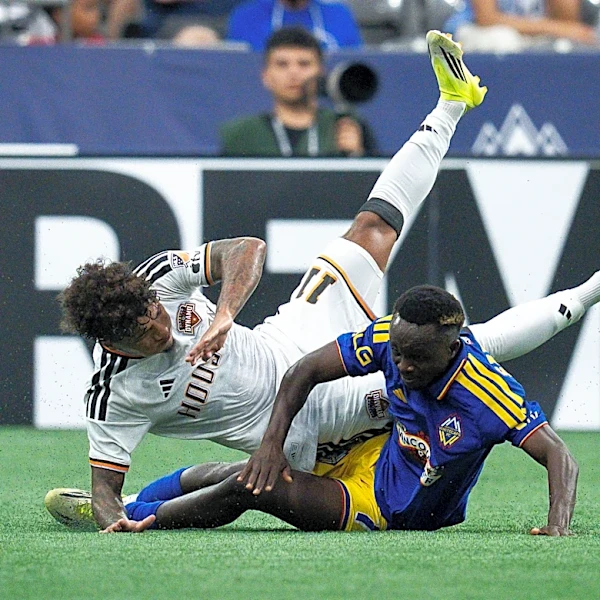 Bond delivers as Dynamos blank Whitecaps 1-0 for MLS record-tying fifth straight shutout victory