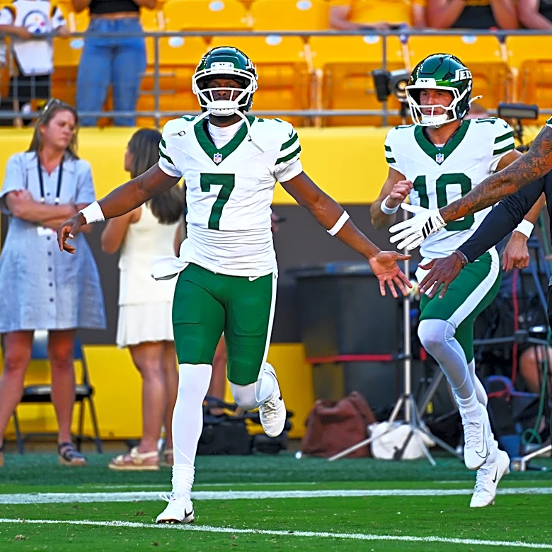 Geno Smith throws a touchdown pass during his 1-drive cameo as Jets top Steelers 17-0