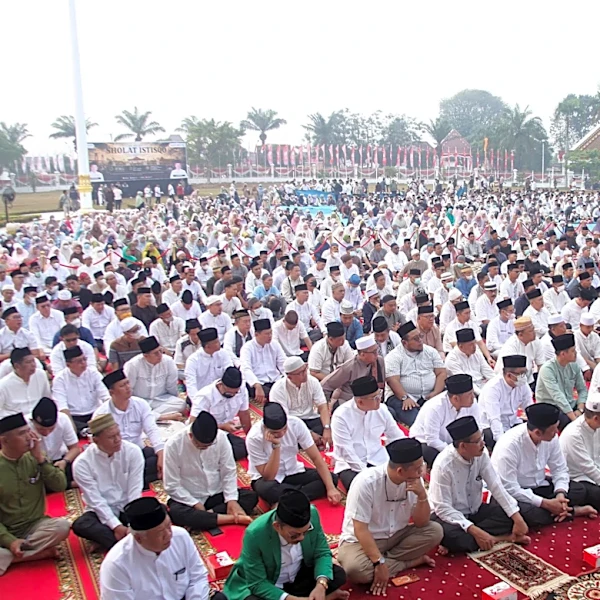Indonesians brave choking smoke to pray for rain as country battles wildfires