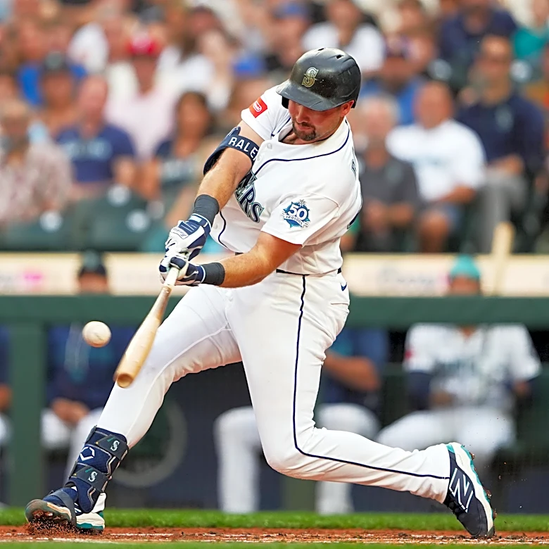 Slugger Cal Raleigh extends homer streak to 4 at-bats and ties Mariners' record