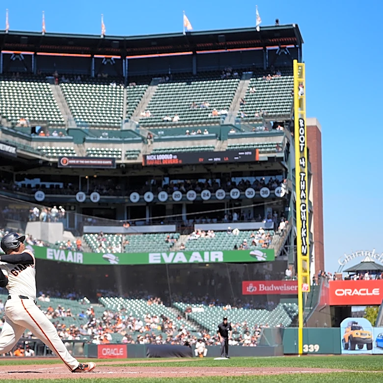 Eugenio Suarez's grand slam highlights 7-run 9th inning as the Reds rally past Giants 10-9