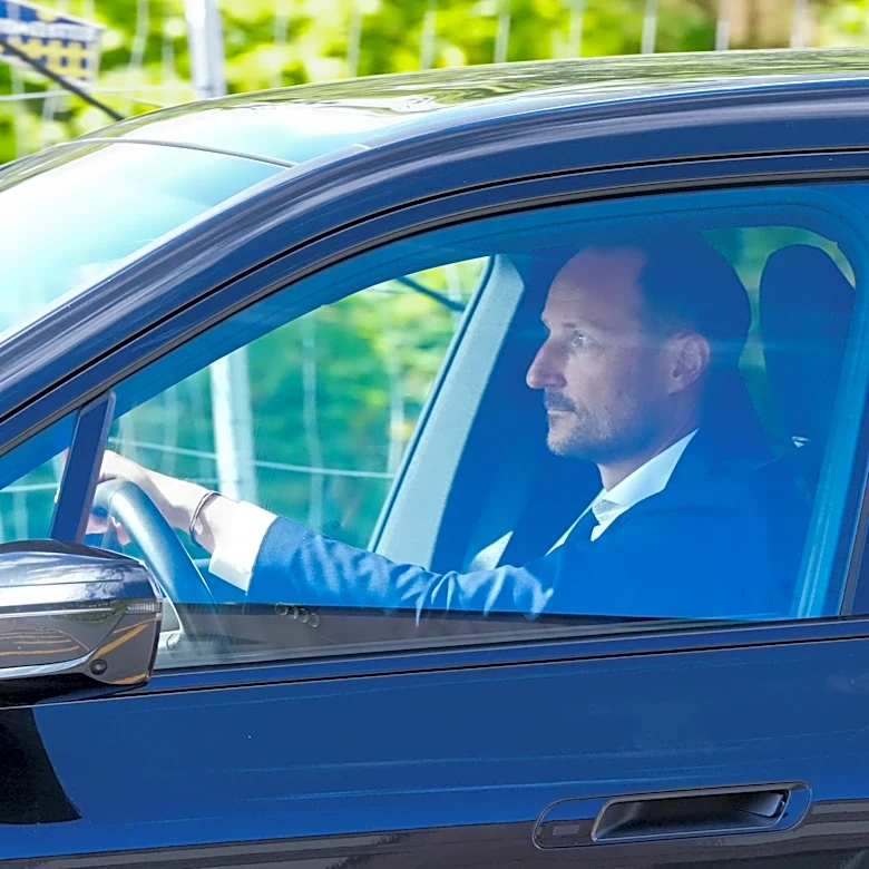 Norway's crown prince becomes King Haakon VIII after his father's death