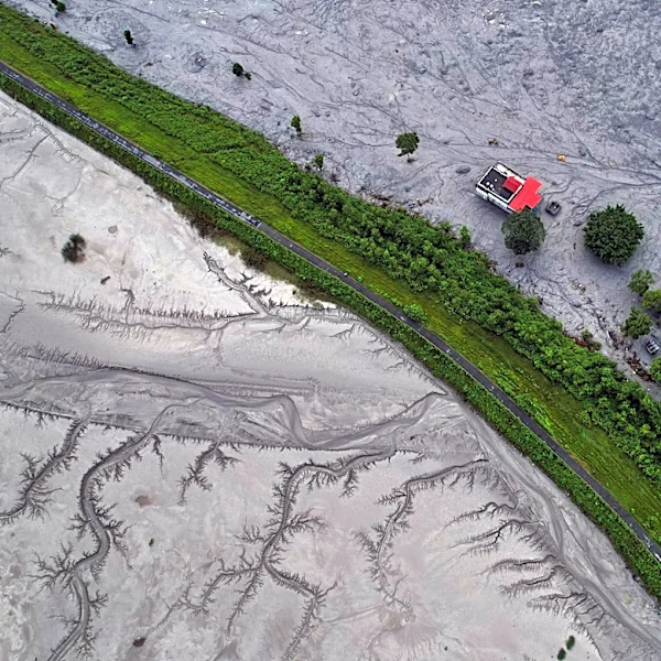 Rescue efforts intensify after Nepal-Tibet flooding as deaths climb past 900