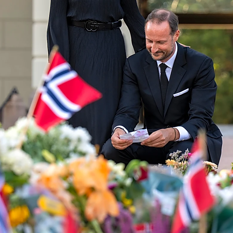 Norway's King Haakon pledges an oath of allegiance to the constitution as his father lies in state