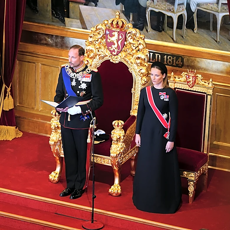 King Haakon VIII pledges an oath of allegiance to Norway's constitution as his father lies in state