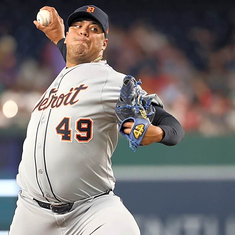 Guardians reliever Carlos Hernández discloses he was texting before crashing his car in Venezuela