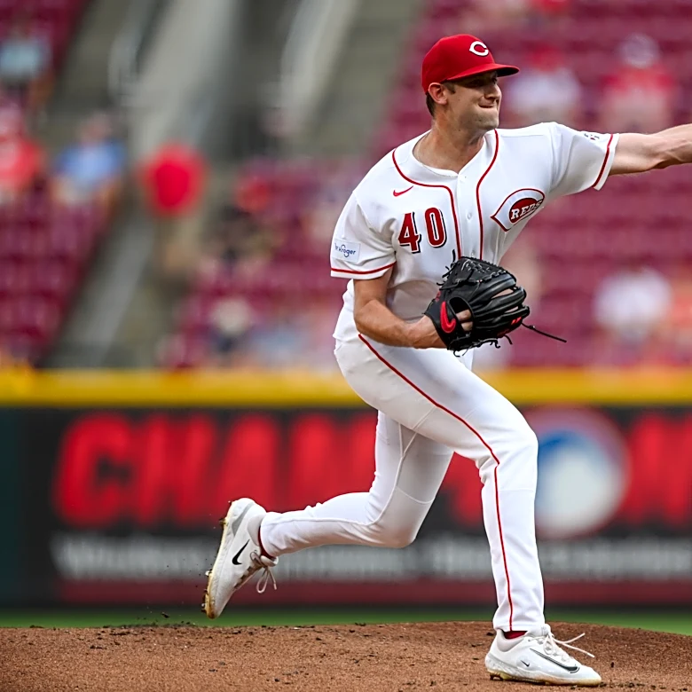 Trevino singles in go-ahead run in 8th as Reds beat wild-card chasing Padres 4-3