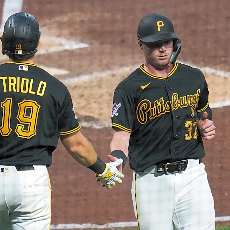 Pirates survive a wild 13-12 finish as a 9th-inning throwing error seals win over Giants