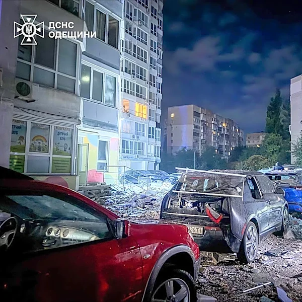 Russian attacks wound 8 Ukrainian civilians as Moscow and Kyiv threaten to raise the stakes