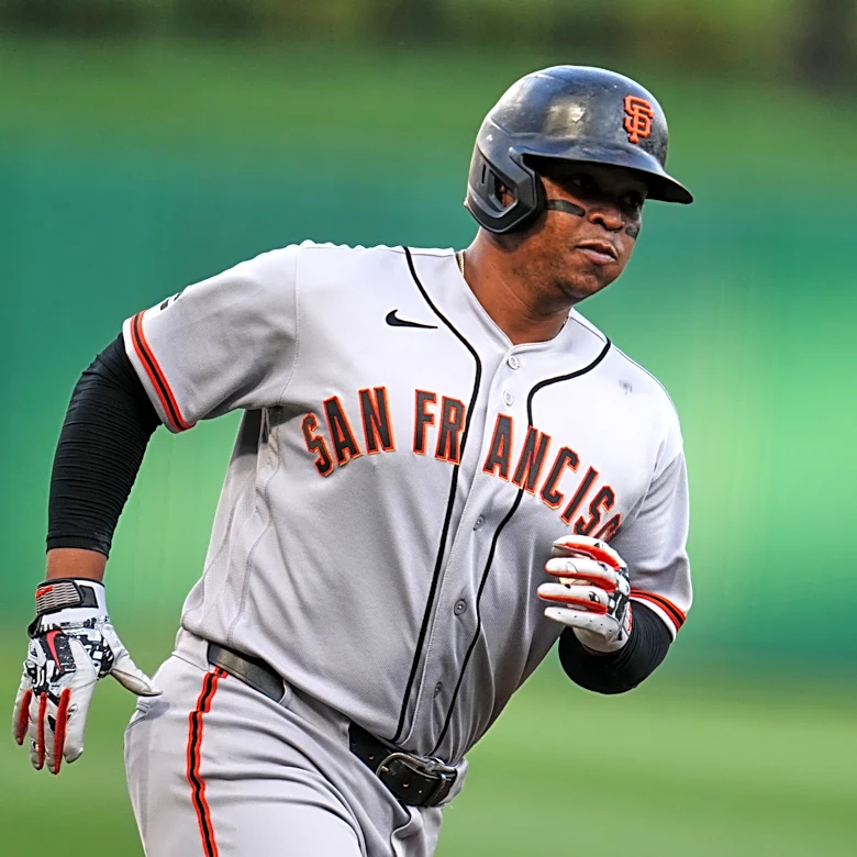 Rafael Devers hits 32nd homer, extends hit streak to 10 games as Giants beat Pirates 5-4 in 10