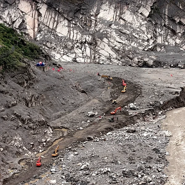 China exerts tight grip on information after floods