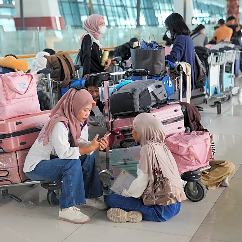 Flights to and from Indonesia’s capital resume after volcanic eruption forced a 2-day closure