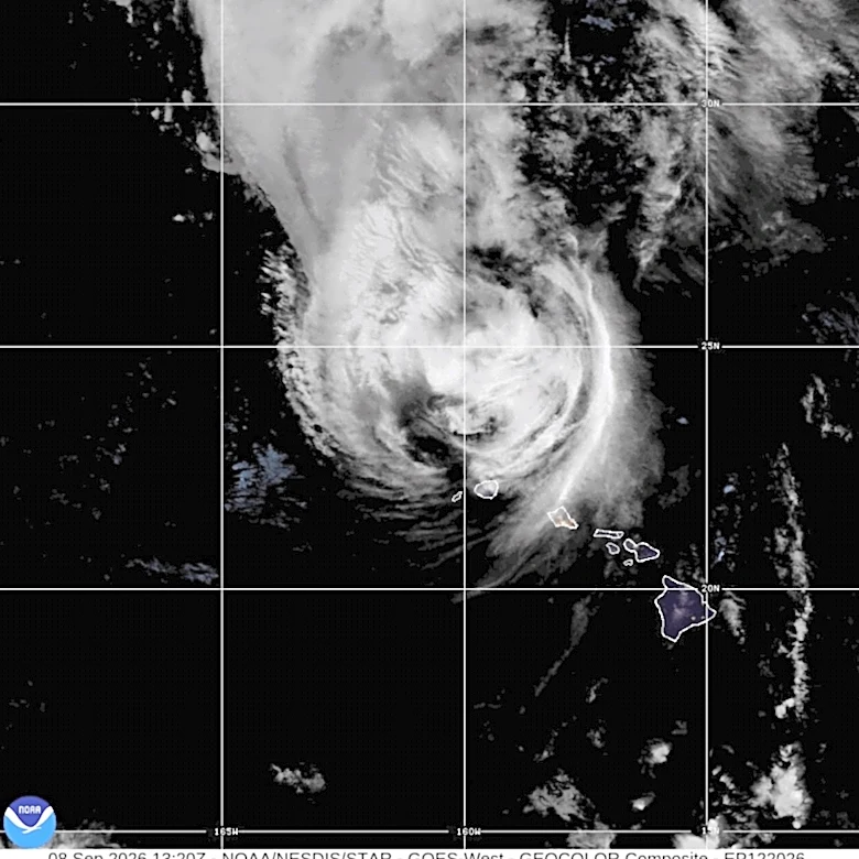 Hawaii's western islands hit by fierce winds from Hurricane Lowell, knocking out power