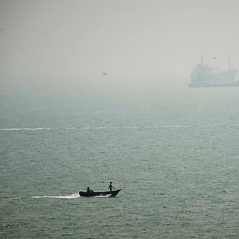 US strikes Iranian tankers after more attempted missile attacks on Navy warship