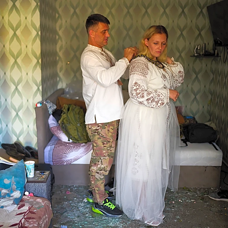 A Ukrainian soldier and his bride dodge Russian bombs to wed in Kyiv