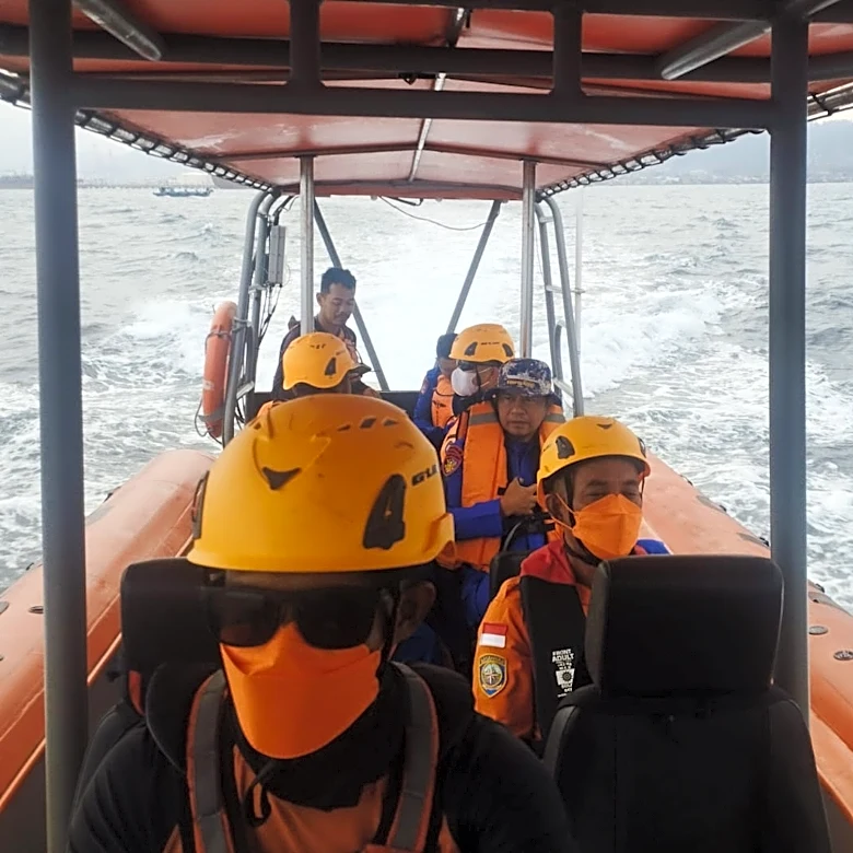 Indonesia searches for 8 missing at sea near Anak Krakatau volcano